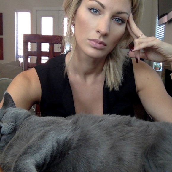 Meet your Posher, Lacey - Picture 2 of 3